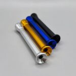 Schnupfrohr in den Farben Silber, Gold, Blau und Schwarz