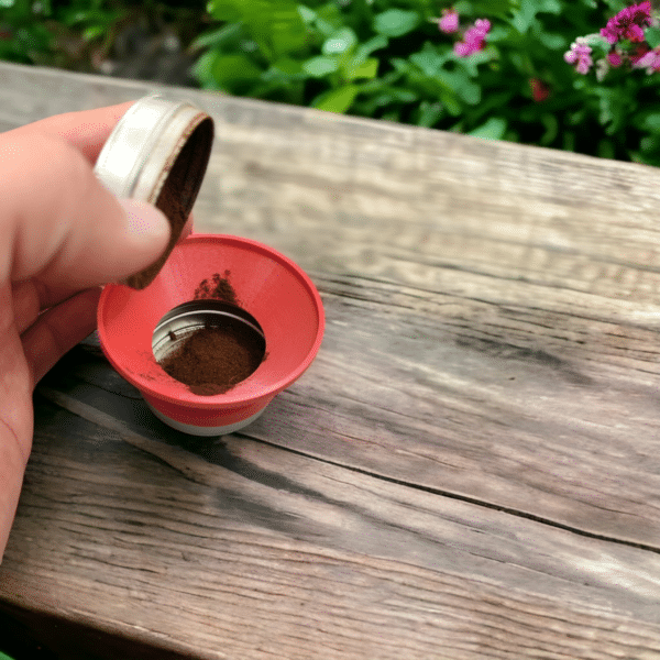 Schnupftabak korrekt umgefüllt mit Schnupftrichter von Schnupfdose.ch