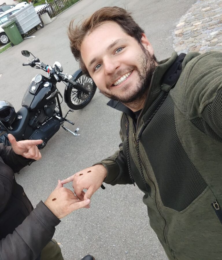 Patrick von Schnupfdose.ch nimmt genüsslich eine Prise Schnupftabak